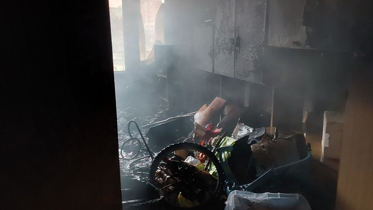V Olomouci hořelo v bytě panelového domu, tři lidé skončili v nemocnici